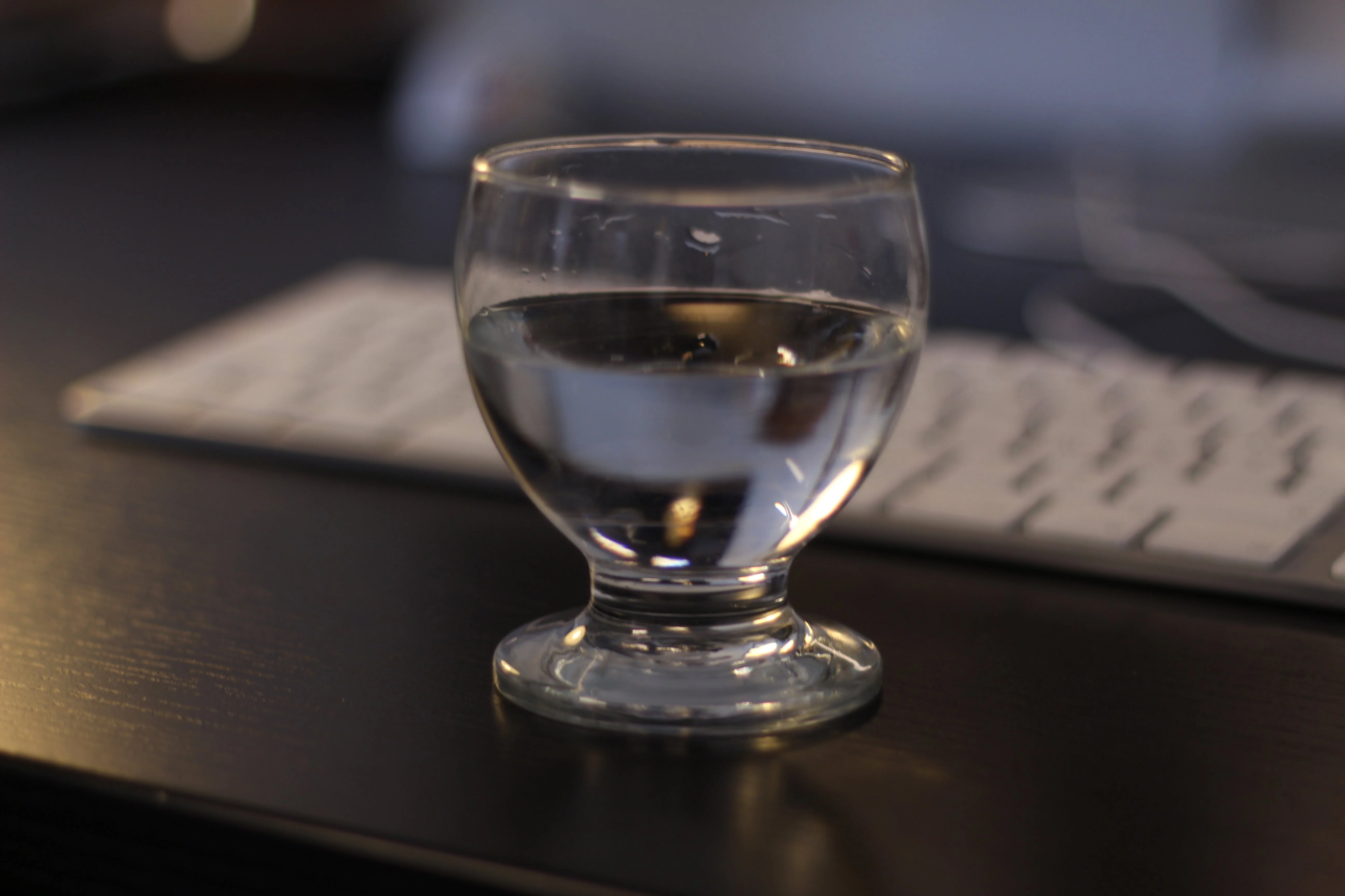 Face à cette nouvelle loi Hamon, certains e-consommateurs voient le verre à moitié vide pendant que d'autres le voient à moitié plein ...