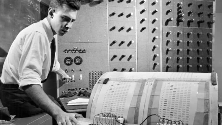 Frank Rosenblatt '50, Ph.D. '56, travaille sur l'"ordinateur électronique d'analyse de profil", précurseur du perceptron.